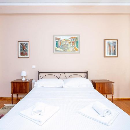 Charming & Authentic Gem - Walk To Port & Shops! Appartement Patras Buitenkant foto