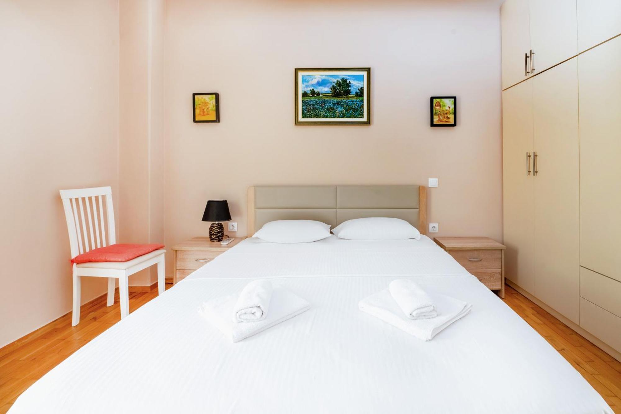 Charming & Authentic Gem - Walk To Port & Shops! Appartement Patras Buitenkant foto