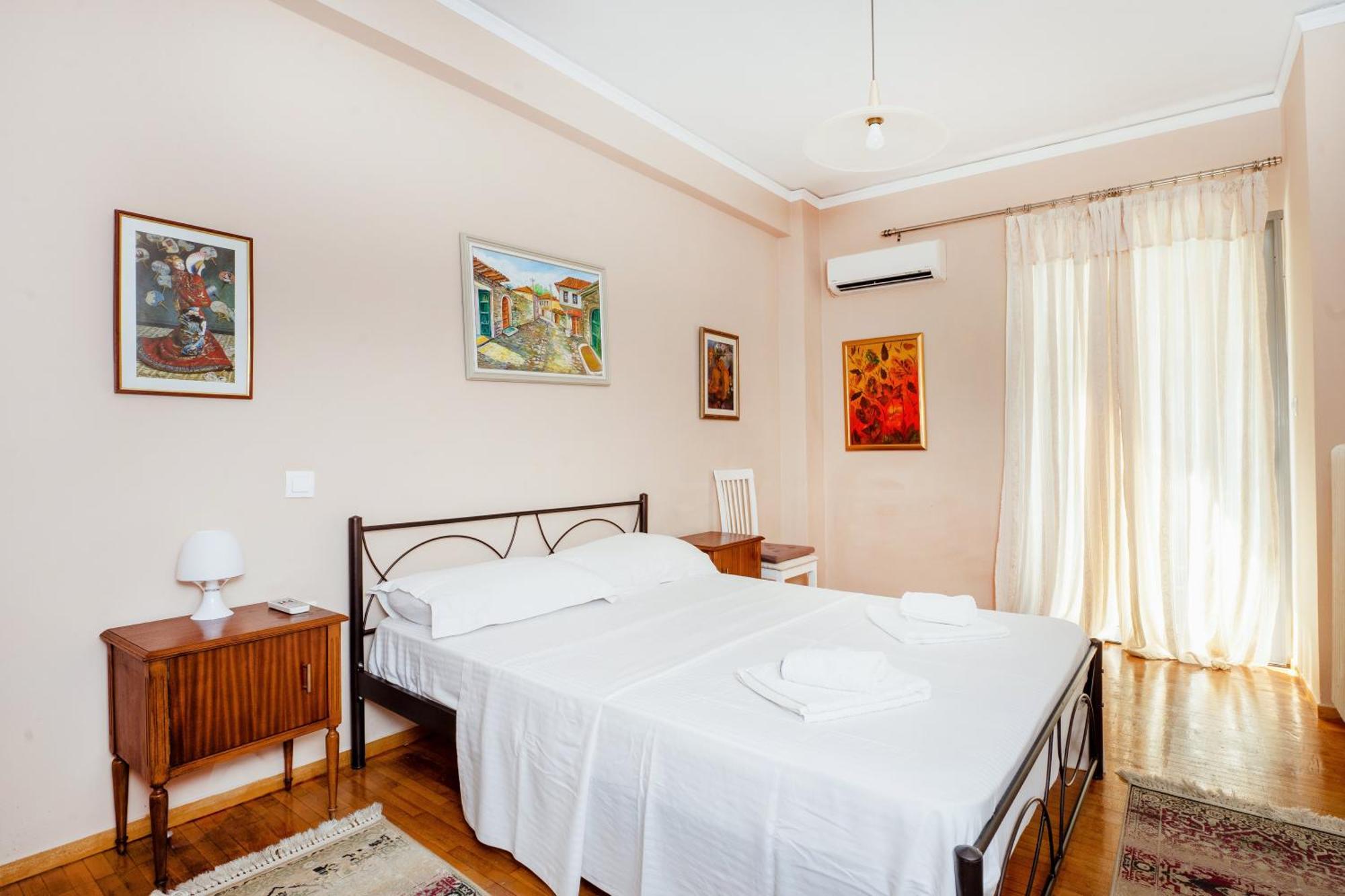 Charming & Authentic Gem - Walk To Port & Shops! Appartement Patras Buitenkant foto